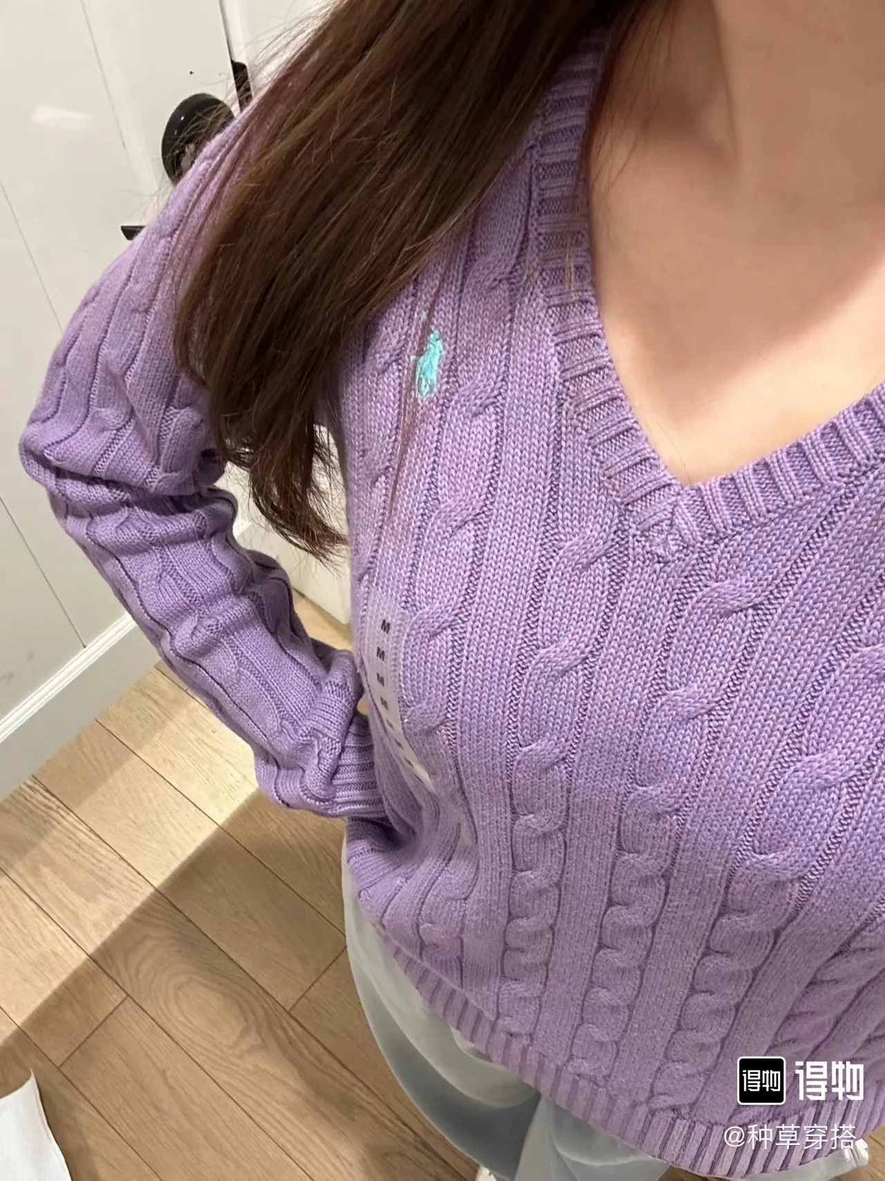 🅿️220 Style No.: L04 (Purple) Ralph Lauren RL classic war horse logo embroidered cable pattern twist button V-neck knitted sweater on the chest, same style for men and women, 9 colors Color: beige, navy, black, chick yellow, sky blue, khaki, red, gray, purple Size: XSSML M Shoulder Width 36 Clothes Length 58 Bust 44 L Shoulder Width 37 Clothes Length 60 Bust 46 Soft and glutinous🧶🫶The style is a very classic cable sweater American retro college style Perfect hand comfort. It is a must-have item for spring, autumn and winter wardrobes. It looks great when worn alone or layered as an inner wear. High-density LOGO embroidery on the chest, and original customization of tag accessories. Made of pure cotton yarn 🧶 blended with wool, pure cotton is skin-friendly and comfortable, small label war horse embroidered twist turtleneck sweater 🐎 high quality. Follow the blogger to learn how to wear it! Let’s get a Ralph Lauren cable sweater. It’s a super hard-to-find series after it became popular. It’s hard to find one on the official website. It’s simple and practical to wear, with a lazy and loose feel. The thickened fabric has a more texture, soft and delicate feel, and a loose fit. Whether worn alone or layered, you can wear different styles of fashion with just one piece. ⚠️Contains wool products🦙 Pay attention to the washing method to avoid shrinkage